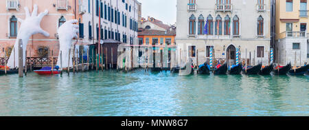 Venezia, Italia - 20 Marzo 2018: mani giganti del Canal Grande di Venezia nel marzo 20, 2018 Foto Stock