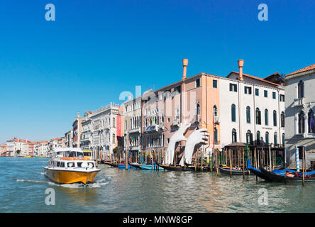 Venezia, Italia - 20 Marzo 2018: Boatd floting davanti a mani giganti del Canal Grande di Venezia nel marzo 20, 2018 Foto Stock