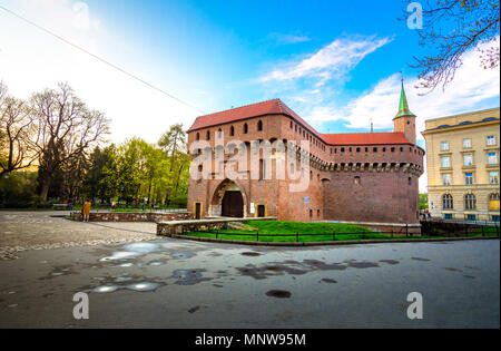 Barbican fortezza nella parte storica di Cracovia in Polonia Foto Stock