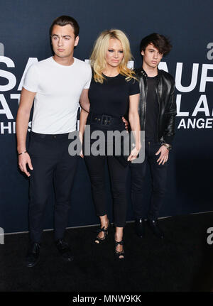 Brandon Lee, Pamela Anderson, Dylan Lee 134 al 'Saint Laurent al Palladium' a Los Angeles. Febbraio 10, 2016.Brandon Lee, Pamela Anderson, Dylan Lee 134 ------------- Red Carpet Event, verticale, STATI UNITI D'AMERICA, industria cinematografica, celebrità, fotografia, Bestof, arte cultura e intrattenimento, Topix celebrità moda / Verticale, meglio di, evento nella vita di Hollywood - California, moquette rossa e dietro le quinte, USA, industria cinematografica, celebrità, movie celebrità, personaggi televisivi, musica celebrità, fotografia, Bestof, arte cultura e intrattenimento, Topix, verticale, famiglia da dall'anno , 2016, in Foto Stock