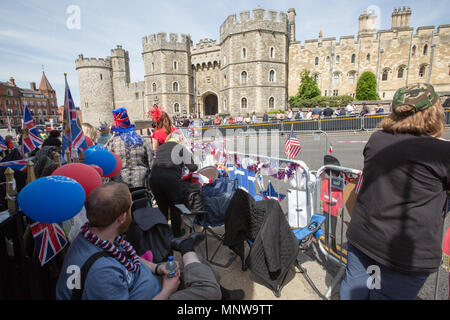 Foto datata maggio xix mostra la folla in occasione delle nozze del principe Harry e Meghan Markle in Windsor principe Harry e Meghan Markle sono stati dichiarati marito e moglie, a seguito di una cerimonia presso il Castello di Windsor. La coppia scambiati i voti e di squilli prima che la regina e 600 ospiti in corrispondenza alla cappella di San Giorgio. Indossa un abito dal designer britannico Clare Waight Keller, Ms Markle è stato incontrato dal Principe Carlo, che camminava lei giù il corridoio. A seguito del loro matrimonio, la coppia sarà noto come il Duca e la Duchessa di Sussex. Foto Stock