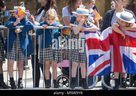 Foto datata maggio xix mostra la folla in occasione delle nozze del principe Harry e Meghan Markle in Windsor principe Harry e Meghan Markle sono stati dichiarati marito e moglie, a seguito di una cerimonia presso il Castello di Windsor. La coppia scambiati i voti e di squilli prima che la regina e 600 ospiti in corrispondenza alla cappella di San Giorgio. Indossa un abito dal designer britannico Clare Waight Keller, Ms Markle è stato incontrato dal Principe Carlo, che camminava lei giù il corridoio. A seguito del loro matrimonio, la coppia sarà noto come il Duca e la Duchessa di Sussex. Foto Stock