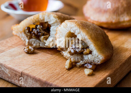 Dolce turco Tas Kadayif con noci. Dolce tradizionale. Foto Stock