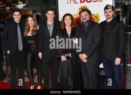 Elizabeth Perkins , marito Julio Macat e famiglia 051 di arrivare al boss Premiere al Westwood Village Theatre di Los Angeles. Il 28 marzo 2016.Elizabeth Perkins , marito Julio Macat e famiglia 051 ------------- Red Carpet Event, verticale, STATI UNITI D'AMERICA, industria cinematografica, celebrità, fotografia, Bestof, arte cultura e intrattenimento, Topix celebrità moda / Verticale, meglio di, evento nella vita di Hollywood - California, moquette rossa e dietro le quinte, USA, industria cinematografica, celebrità, movie celebrità, personaggi televisivi, musica celebrità, fotografia, Bestof, arte cultura e intrattenimento, Topix, Foto Stock