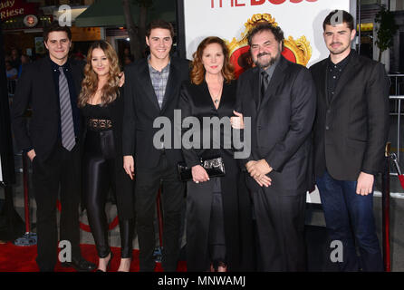 Elizabeth Perkins , marito Julio Macat e famiglia 052 di arrivare al boss Premiere al Westwood Village Theatre di Los Angeles. Il 28 marzo 2016.Elizabeth Perkins , marito Julio Macat e famiglia 052 ------------- Red Carpet Event, verticale, STATI UNITI D'AMERICA, industria cinematografica, celebrità, fotografia, Bestof, arte cultura e intrattenimento, Topix celebrità moda / Verticale, meglio di, evento nella vita di Hollywood - California, moquette rossa e dietro le quinte, USA, industria cinematografica, celebrità, movie celebrità, personaggi televisivi, musica celebrità, fotografia, Bestof, arte cultura e intrattenimento, Topix, Foto Stock