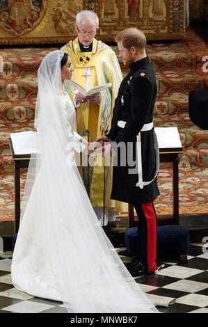 (180519) -- WINDSOR, mayo 19, 2018 (Xinhua) -- El prÃ-ncipe Enrique (d) y Meghan Markle (MI), se toman de las Manos duranti su boda real celebrada en la Capilla de San Jorge en el Castillo de Windsor, en Windsor, Reino Unido, el 19 de mayo de 2018. Cordon premere Foto Stock