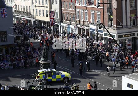 (180519) -- WINDSOR, mayo 19, 2018 (Xinhua) -- Simpatizantes se reÃºnen frente al Castillo de Windsor para la boda real del prÃ-ncipe Enrique y su prometida Meghan Markle, en Windsor, Reino Unido, el 19 de mayo de 2018. ( Cordon premere Foto Stock