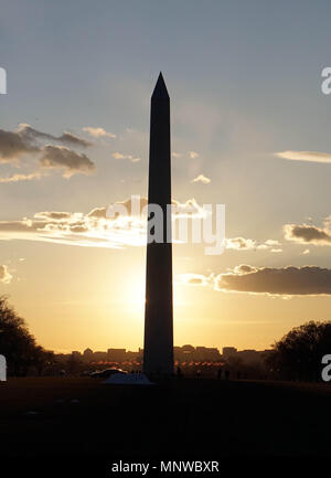 Washington D.C, STATI UNITI D'AMERICA. 19 Maggio, 2018. Il Monumento di Washington stagliano al crepuscolo presso il National Mall di Washington il 23 marzo 2018, il giorno prima che il 'Marco per la nostra vita" rally dello studente. Credito: Nicholas Koon/ZUMA filo/Alamy Live News Foto Stock