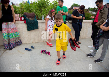 Sofia, Bulgaria. 19 Maggio, 2018. Yavor Milchov, 7, e sua sorella Ranya, 9, provato su scarpe con i tacchi alti durante il ''camminare un miglio nelle scarpe " campagna, che si è tenuto a Sofia per richiamare l attenzione sulla violenza contro le donne e a mostrare solidarietà con i problemi che incontrano le donne. Credito: Jodi Hilton/SOPA Immagini/ZUMA filo/Alamy Live News Foto Stock