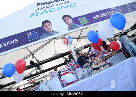 Berlino, Germania, 19 maggio 2018. Panasonic Jaguar Racing celebra il Royal Wedding sulla pit lane del BMW Berlin E-Prix Credit: Indipendente Photo Agency Srl/Alamy Live News Foto Stock