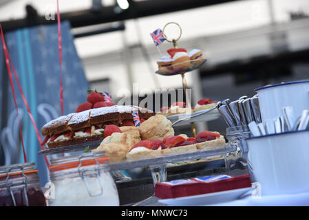 Berlino, Germania, 19 maggio 2018. Panasonic Jaguar Racing celebra il Royal Wedding sulla pit lane del BMW Berlin E-Prix Credit: Indipendente Photo Agency Srl/Alamy Live News Foto Stock