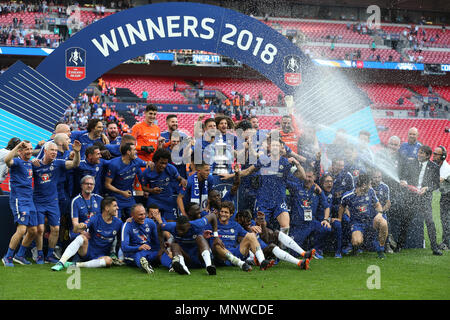 Londra, UK, 19 maggio 2018. Chelsea Manager Antonio Conte spruzza i suoi giocatori con lo champagne come Chelsea celebrare dopo aver vinto la finale di FA Cup match tra Chelsea e Manchester United a Wembley Stadium il 19 maggio 2018 a Londra, Inghilterra. (Foto di Paolo Chesterton/phcimages.com) Credit: Immagini di PHC/Alamy Live News Foto Stock