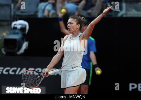 Foro Italico, Roma, Italia. 19 Maggio, 2018. Italian Open Tennis; Simona Halep (ROU) reagisce durante la sua semifinale partita contro Maria Sharapova (RUS) Credito: Azione Sport Plus/Alamy Live News Foto Stock