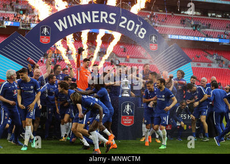 Londra, UK, 19 maggio 2018. Londra, UK, 19 maggio 2018. Chelsea giocatori festeggiare la conquista la FA Cup dopo la partita. Emirati finale di FA Cup 2018, Chelsea V Manchester United allo Stadio di Wembley a Londra il sabato 19 maggio 2018. Questa immagine può essere utilizzata solo per scopi editoriali. Solo uso editoriale, è richiesta una licenza per uso commerciale. Nessun uso in scommesse, giochi o un singolo giocatore/club/league pubblicazioni. pic da Andrew Orchard/Andrew Orchard fotografia sportiva/Alamy Live news Credito: Andrew Orchard fotografia sportiva/Alamy Live News Foto Stock