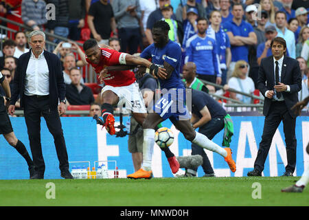 Londra, UK, 19 maggio 2018. Chelsea Manager Antonio Conte e il Manchester United Manager Jose Mourinho guarda Antonio Valencia del Manchester United e Tiemoue Bakayoko del Chelsea battaglia per la sfera durante la finale di FA Cup match tra Chelsea e Manchester United a Wembley Stadium il 19 maggio 2018 a Londra, Inghilterra. (Foto di Paolo Chesterton/phcimages.com) Credit: Immagini di PHC/Alamy Live News Foto Stock
