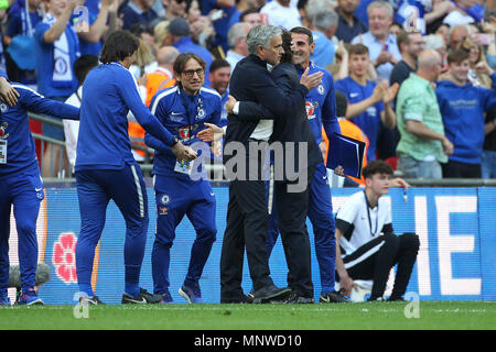 Londra, UK, 19 maggio 2018. Il Manchester United Manager Jose Mourinho e Chelsea Manager Antonio Conte abbracciare alla fine della finale di FA Cup match tra Chelsea e Manchester United a Wembley Stadium il 19 maggio 2018 a Londra, Inghilterra. (Foto di Paolo Chesterton/phcimages.com) Credit: Immagini di PHC/Alamy Live News Foto Stock