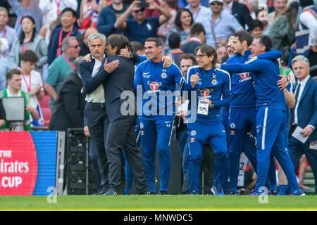 Antonio Conte manager di Chelsea e Jose Mourinho manager del Manchester United agitare le mani dopo la finale di FA Cup match tra Chelsea e Manchester United allo Stadio di Wembley a Londra, Inghilterra il 19 maggio 2018. Foto Stock