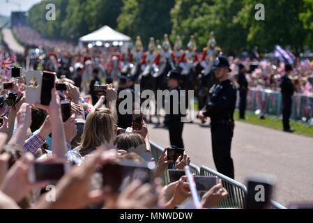 Windsor, Regno Unito. Il 20 maggio 2018. La folla si riuniscono a Windsor lunga passeggiata per le nozze reali del principe Harry e Meghan Markle, 19 maggio 2018. Credito: Caron Watson/Alamy Live News Foto Stock