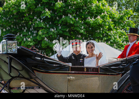 Il principe Harry e Meghan Markel, nel carrello dopo la loro cerimonia di nozze royal wedding, Windsor, il principe Harry, Foto Stock