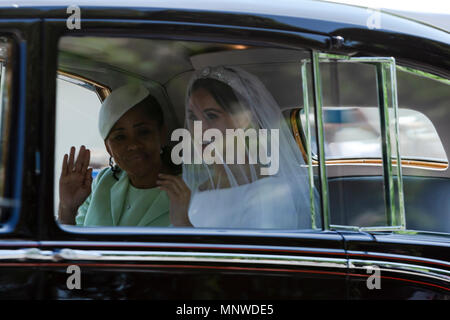 Meghan Markle con sua madre, sul modo di essere sposata con il principe Harry, nel castello di Windsor, Gran Bretagna 2018, sorridente e felice Foto Stock