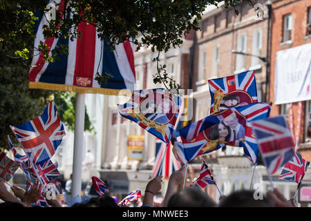 Windsor, Regno Unito. 19 Maggio, 2018. Ben wishers Unione onda martinetti sulle strade di Windsor durante il trasporto processione del principe Harry e Meghan Markle, ora il Duca e la Duchessa di Sussex seguendo il loro matrimonio a alla cappella di San Giorgio nel Castello di Windsor. Credito: Mark Kerrison/Alamy Live News Foto Stock