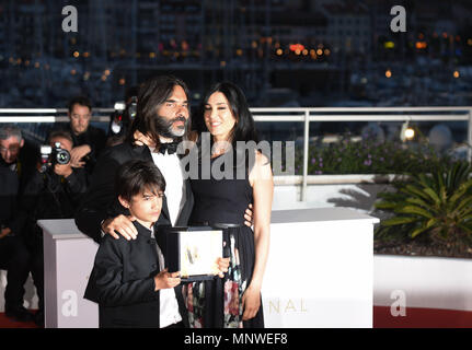 19 maggio 2018 - Cannes, Francia: Nadine Labaki, Zain Alrafeea, Khaled Mouzanar posano con il Premio della Giuria come essi frequentano i premi di Cannes photocall dopo la cerimonia di chiusura del 71esimo festival del cinema di Cannes. Foto Stock