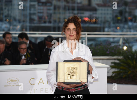 19 maggio 2018 - Cannes, Francia: Alice Rohrwacher pone con la miglior sceneggiatura premio come essi frequentano i premi di Cannes photocall dopo la cerimonia di chiusura del 71esimo festival del cinema di Cannes. Foto Stock