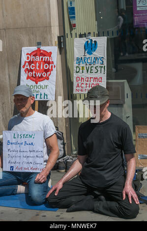 Londra, Regno Unito. Il 19 maggio 2018. Membri del Dharma Rete di azione per il clima di innesto (DANZA) sedersi e meditare davanti al Piccadilly Circus ramo della Barclays Bank a chiamare su di loro di smettere di finanziare il caos climatico. Credito: Peter Marshall / Alamy Live News Foto Stock