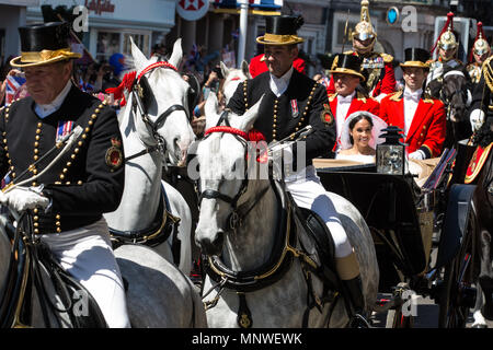 Windsor, Regno Unito. 19 Maggio, 2018. Il principe Harry e Meghan Markle, ora il Duca e la Duchessa di Sussex, sedersi in un Ascot Landau per un carrello processione tra 110.000 ben wishers sulle strade di Windsor e sulla lunga passeggiata in Windsor Great Park seguendo il loro matrimonio a alla cappella di San Giorgio nel Castello di Windsor. Credito: Mark Kerrison/Alamy Live News Foto Stock