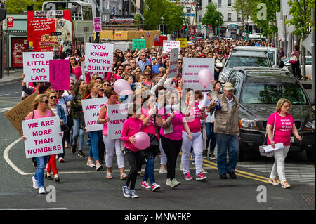 Cork, Irlanda. 19 Maggio, 2018. Tra 500-800 uomini, donne e bambini hanno marciato in Cork oggi in segno di protesta per il presunto governo e coperchio HSE di erroneamente diagnosticato controlli cervicale. Un totale di 18 donne sono morte a causa di errori di diagnosi, con molti altri di fronte la stessa sorte. Credito: Andy Gibson/Alamy Live News. Foto Stock