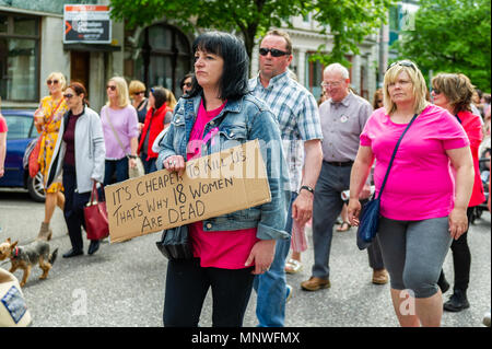 Cork, Irlanda. 19 Maggio, 2018. Tra 500-800 uomini, donne e bambini hanno marciato in Cork oggi in segno di protesta per il presunto governo e coperchio HSE di erroneamente diagnosticato controlli cervicale. Un totale di 18 donne sono morte a causa di errori di diagnosi, con molti altri di fronte la stessa sorte. Credito: Andy Gibson/Alamy Live News. Foto Stock