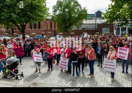 Cork, Irlanda. 19 Maggio, 2018. Tra 500-800 uomini, donne e bambini hanno marciato in Cork oggi in segno di protesta per il presunto governo e coperchio HSE di erroneamente diagnosticato controlli cervicale. Un totale di 18 donne sono morte a causa di errori di diagnosi, con molti altri di fronte la stessa sorte. Credito: Andy Gibson/Alamy Live News. Foto Stock