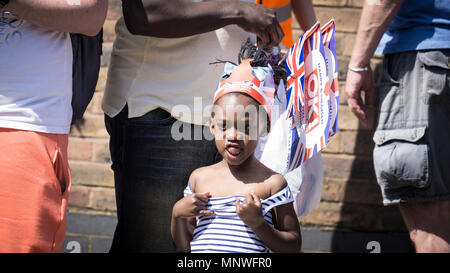 Windsor, Regno Unito. Il 19 maggio 2018. Un bambino reagisce durante la cerimonia di nozze. Il principe Henry Charles Albert David del Galles si sposa con la sig.ra Meghan Markle in un servizio in corrispondenza alla cappella di San Giorgio all'interno dei giardini del Castello di Windsor. Credito: SOPA Immagini limitata/Alamy Live News Foto Stock