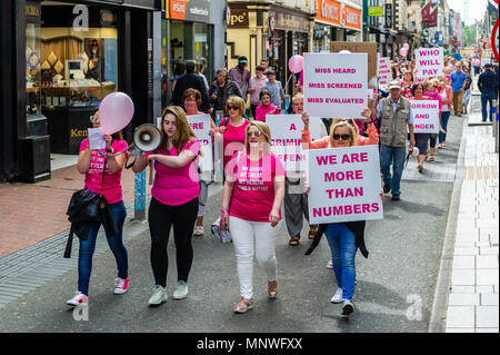 Cork, Irlanda. 19 Maggio, 2018. Tra 500-800 uomini, donne e bambini hanno marciato in Cork oggi in segno di protesta per il presunto governo e coperchio HSE di erroneamente diagnosticato controlli cervicale. Un totale di 18 donne sono morte a causa di errori di diagnosi, con molti altri di fronte la stessa sorte. Credito: Andy Gibson/Alamy Live News. Foto Stock