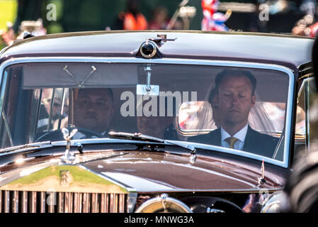 Windsor, Regno Unito. Il 19 maggio 2018. Prima del Royal Wedding nel castello di Windsor per il principe Harry, Meghan Markle della madre, Ragland Doria, percorsa con lei al castello di Windsor in auto. Doria è stata fotografata a piangere in auto. Credito: Benjamin Wareing/Alamy Live News Foto Stock