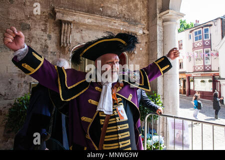 Windsor, Regno Unito. 19 Maggio, 2018. Chris Brown, ufficiale Town Crier del Royal Borough of Windsor e Maidenhead, arriva a Windsor Guildhall a proclamare le nozze del principe Harry e Meghan Markle, ora il Duca e la Duchessa di Sussex seguendo la loro cerimonia di nozze in corrispondenza alla cappella di San Giorgio nel Castello di Windsor. Credito: Mark Kerrison/Alamy Live News Foto Stock