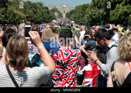 Windsor, Regno Unito. Il 20 maggio 2018. © concesso in licenza a ricco BOWEN fotografia. 19/05/2018. Windsor, Regno Unito. La lunga passeggiata al castello di Windsor. Il Royal Wedding di Meghan Markle & principe Harry in Windsor, Berkshire, oggi. Photo credit: ricco di Bowen Credito: ricca bowen/Alamy Live News Foto Stock