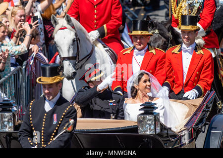 Windsor, Regno Unito. Il 20 maggio 2018. S.a.r. il principe Harry & Meghan Markle Royal Wedding nel Castello di Windsor. In Ascot Landau carro trainato da cavalli, tirata da 2 Windsor cavalli grigio attraverso le strade di Windsor riempito con migliaia di ben wishers. Goduto la processione a salutare la folla prima voce fino la lunga passeggiata indietro nel Castello di Windsor 19 maggio 2018 Credit: IAN SKELTON/Alamy Live News Foto Stock