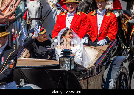 Windsor, Regno Unito. Il 20 maggio 2018. S.a.r. il principe Harry & Meghan Markle Royal Wedding nel Castello di Windsor. In Ascot Landau carro trainato da cavalli, tirata da 2 Windsor cavalli grigio attraverso le strade di Windsor riempito con migliaia di ben wishers. Goduto la processione a salutare la folla prima voce fino la lunga passeggiata indietro nel Castello di Windsor 19 maggio 2018 Credit: IAN SKELTON/Alamy Live News Foto Stock