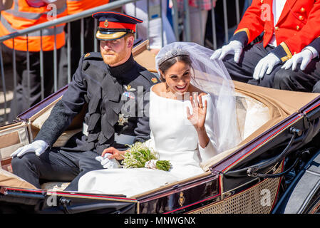 Windsor, Regno Unito. Il 20 maggio 2018. S.a.r. il principe Harry & Meghan Markle Royal Wedding nel Castello di Windsor. In Ascot Landau carro trainato da cavalli, tirata da 2 Windsor cavalli grigio attraverso le strade di Windsor riempito con migliaia di ben wishers. Goduto la processione a salutare la folla prima voce fino la lunga passeggiata indietro nel Castello di Windsor 19 maggio 2018 Credit: IAN SKELTON/Alamy Live News Foto Stock