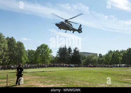 (180519) -- ALYTUS (Lituania), 19 maggio 2018 (Xinhua) -- La gente guarda lituano di Air Force Eurocopter battenti durante un evento che celebra e pubblico Miltary Unity Day in Alytus, Lituania, 19 maggio 2018. I lituani di celebrare il pubblico e Miltary Unity Day durante il terzo fine settimana di maggio.(Xinhua/Alfredas Pliadis) Foto Stock
