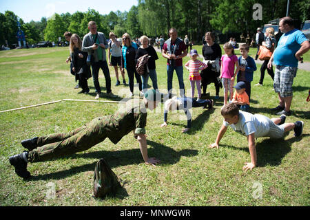 (180519) -- ALYTUS (Lituania), 19 maggio 2018 (Xinhua) -- Bambini prendere parte a un evento che celebra e pubblico Miltary Unity Day in Alytus, Lituania, 19 maggio 2018. I lituani di celebrare il pubblico e Miltary Unity Day durante il terzo fine settimana di maggio.(Xinhua/Alfredas Pliadis) Foto Stock