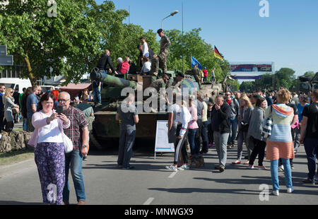 (180519) -- ALYTUS (Lituania), 19 maggio 2018 (Xinhua) -- La gente guarda un serbatoio durante un evento che celebra e pubblico Miltary Unity Day in Alytus, Lituania, 19 maggio 2018. I lituani di celebrare il pubblico e Miltary Unity Day durante il terzo fine settimana di maggio.(Xinhua/Alfredas Pliadis) Foto Stock