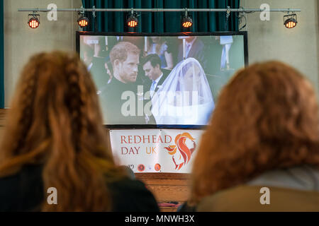 Londra, Regno Unito. Il 19 maggio 2018. Il principe Harry è guardata da rosse durante la trasmissione in diretta del Royal Wedding a Redhead giorno UK nel nord di Londra. La manifestazione annuale vede centinaia di 'gingers' provenienti da tutto il mondo unirsi nella celebrazione dei capelli rossi. Credito: Guy Corbishley/Alamy Live News Foto Stock