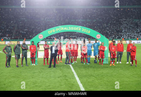 Berlino, Germania. 19 Maggio, 2018. Membri del Bayern Monaco di Baviera reagire dopo la Coppa Tedesca partita finale tra Bayern Monaco e Eintracht Francoforte, a Berlino, la capitale della Germania, il 19 maggio 2018. Il Bayern Monaco ha perso 1-3. Credito: Shan Yuqi/Xinhua/Alamy Live News Foto Stock