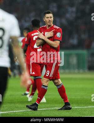 Berlino, Germania. 19 Maggio, 2018. Il Bayern Monaco di Robert Lewandowski celebra la sua rigature durante il tedesco Cup match finale tra Bayern Monaco e Eintracht Francoforte, a Berlino, la capitale della Germania, il 19 maggio 2018. Il Bayern Monaco ha perso 1-3. Credito: Shan Yuqi/Xinhua/Alamy Live News Foto Stock