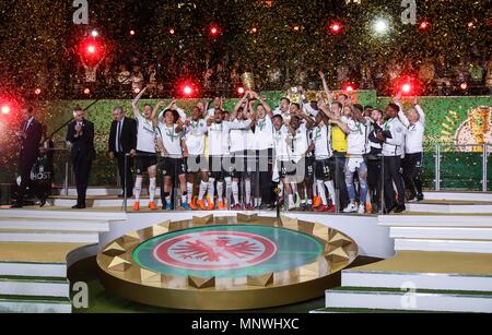 Berlino, Germania. 19 Maggio, 2018. I membri di Francoforte celebrare durante la cerimonia di premiazione della Coppa Tedesca partita finale tra Bayern Monaco e Eintracht Francoforte, a Berlino, la capitale della Germania, il 19 maggio 2018. Francoforte ha vinto 3-1 e rivendicato il campionato. Credito: Shan Yuqi/Xinhua/Alamy Live News Foto Stock