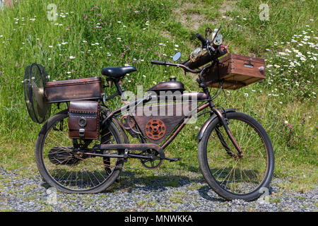 Dortmund, Germania. 19 maggio 2018. Zeche Zollern, un ex miniera di carbone, ospita gli steampunk e fiera del divertimento festival una volta 2018 fino al 21 maggio 2018. Una steampunk di biciclette. Credito: 51Nord/Alamy Live News Foto Stock