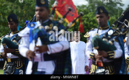 Colombo, Sri lanka. 19 Maggio, 2018. Il Presidente dello Sri Lanka Maithripala Sirisena (C) arriva durante una cerimonia commemorativa segnando il nono anniversario della fine della isola della guerra civile in Colombo, Sri Lanka, il 19 maggio 2018. Credito: A.S. Hapuarachc/Xinhua/Alamy Live News Foto Stock