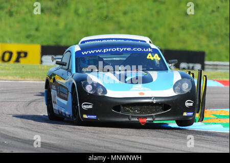 Max Bird (secolo Motorsport) racing a Thruxton gara circuito durante la classificazione per le protire Motor Sport Ginetta GT5 Challenge, Andover, Hampshire, Regno Unito. Con la più alta velocità media di ogni traccia ha visitato dal Btcc Thruxton 2,4 miglia di circuito fornisce alcuni dei più forti emozioni in motor sport e si è guadagnato la reputazione di essere un vero posto di via. Nel 1993 Damon Hill ha guidato una Williams auto di Formula Uno in tutto il circuito ad una velocità media di 147km/h e i conducenti possono raggiungere 186km/h. Foto Stock